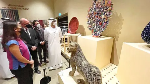 Autoridades recorren la exposición 'Entrelazando culturas, de México a Emiratos Árabes' en la House of Artisans de Abu Dhabi. (EL CORREO)