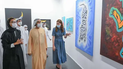 El vicepresidente y la ministra de Cultura de Emiratos durante el recorrido por Art Dubai. (Twitter)
