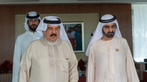 El rey de Bahréin y el gobernante de Dubai al llegar a las carreras de caballos. (Dubai Media Office)