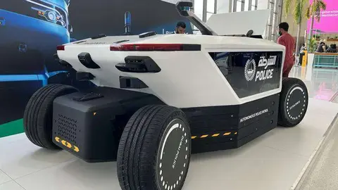 Patrulla policial M01. (Policía de Dubai)