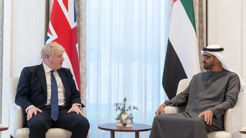 El jeque Mohamed bin Zayed Al Nahyan y Boris Johnson en Abu Dhabi este miércoles. (WAM)