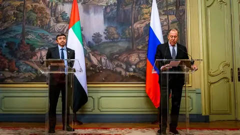 Los ministros de Exteriores de EAU (derecha) y de Rusia. (WAM)