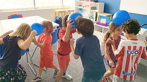 Los niños mejoran su español mientras se divierten en el campañemento cultural de UCAM Dubai. (Cedida)