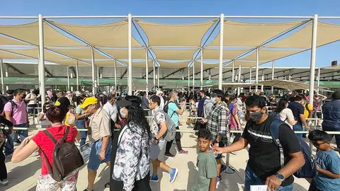 Cientos de visitantes hacen cola ante la puerta del distrito de Sostenibilidad en la Exposición Universal 2020 de Dubai. (EL CORREO)