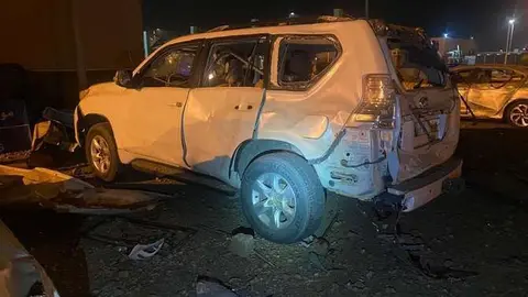 Daños en un coche tras caer un misil. (SPA)