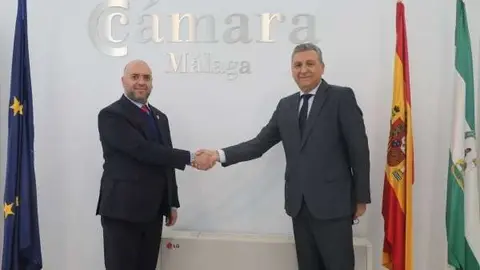 El presidente de la Cámara de Comercio de Málaga (izquierda) y el embajador de EAU en España. (Fuente externa)