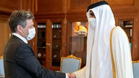El ministro de Economía alemán y el emir de Qatar. (Twitter)