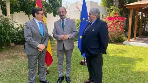 El embajador de España en Emiratos y el presidente de Aragón (primero y segundo por la izquierda).