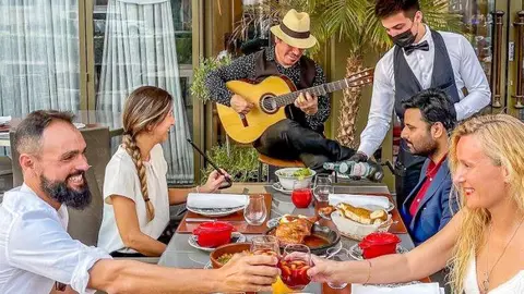 Terraza de Asador de Aranda, situado en el bulevar Sheik Mohamed bin Rashid, junto al Burj Khalifa y en el corazón de Dubai. (Cedida)