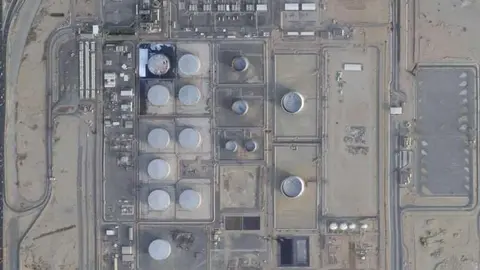 En esta foto satelital de Planet Labs PBC, se observan los daños tras un ataque de los rebeldes hutíes de Yemen contra la North Jiddah Bulk Plant de Saudi Aramco en Jiddah, Arabia Saudí, el martes 22 de marzo de 2022.