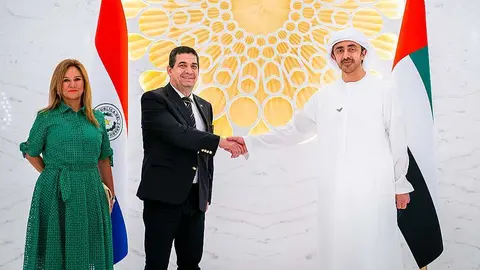 El saludo en Expo 2020 Dubai entre el jeque Abdullah bin Zayed Al Nahyan, ministro de Relaciones Exteriores y Cooperación Internacional de Emiratos Árabes Unidos (EAU), y Hugo Velázquez, vicepresidente de la República del Paraguay. (WAM)