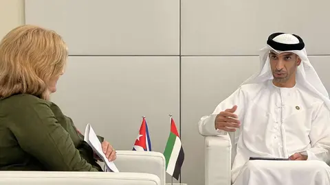 La viceministra de Comercio Exterior e Inversión Extranjera de Cuba, Déborah Rivas, y el ministro de Estado para el Comercio Exterior de EAU, Thani bin Ahmed al Zeyoudi. (Twitter)
