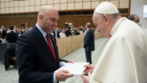 El embajador emiratí en España junto al Papa Francisco. (Twitter)