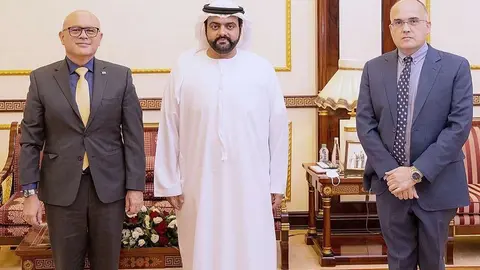 A la derecha el ministro de Exteriores de Costa Rica junto al príncipe heredero de Fujairah y el embajador Chacón. (Cedida)