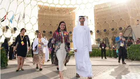 El ministro de Comercio de Emiratos junto a la representante de Guatemala. (Expo Dubai)