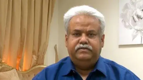 El expatriado en una captura del vídeo difundido por la Policía de Abu Dhabi.