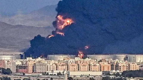 Una imagen de Twitter del ataque a la instalación petrolera en Jeddah.