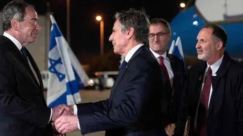 Antony Blinken, es recibido por funcionarios israelíes a su llegada al aeropuerto Ben Gurion, cerca de la ciudad israelí de Tel Aviv, el 26 de marzo de 2022.