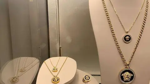 Joyas de oro expuestas en Dubai. (EL CORREO)