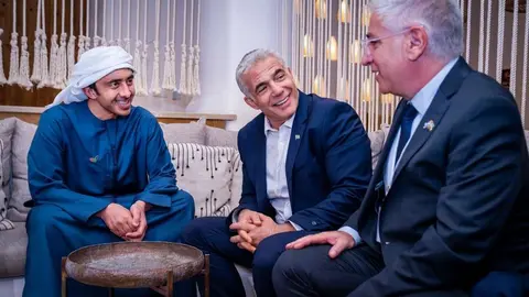 El ministro de Exteriores de Emiratos junto a su homólogo de Israel. (WAM)