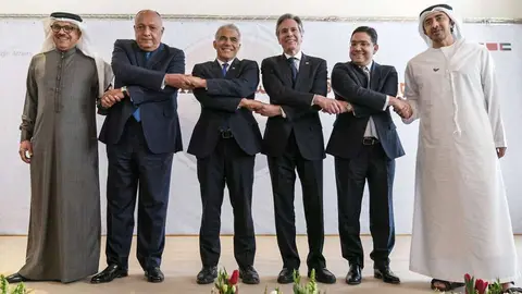 Los asistentes a la Cumbre de Negev, el ministro de Relaciones Exteriores de Bahréin, Abdullatif bin Rashid al-Zayani, a la izquierda, el ministro de Relaciones Exteriores de Egipto, Sameh Shoukry, el ministro de Relaciones Exteriores de Israel, Yair Lapid, el secretario de Estado de EEUU, el ministro  de Exteriores de EAU, Abdullah bin Zayed Al Nahyan posan para una fotografía el lunes 28 de marzo de 2022 en Sde Boker, Israel. (WAM)