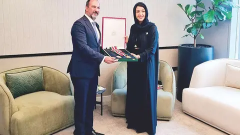 El embajador de Chile, Jorge Daccarett. recibe de la ministra de Estado de Cooperación Internacional, Reem Al-Hashimy,  la Orden de la Independencia de Primera Clase de EAU. (Cedida)