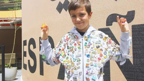 Andrés Monclús Cuello muestra su colección de pines ante el Pabellón de España en Expo 2020 Dubai. (EL CORREO)
