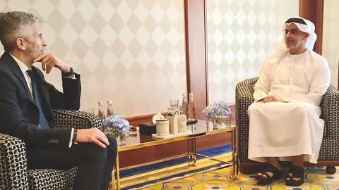 El ministro español Grande Marlaska junto al jeque Saif bin Zayed Al Nahyan, ministro del Interior emiratí. (Twitter)