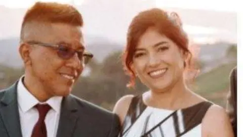 Marcela García fundadora del Grupo de Apoyo para hispanohablantes en Emiratos,  junto a su marido. (Cedida)