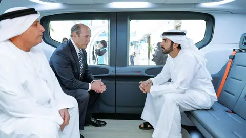 El jeque Hamdan prueba un vehículo autónomo. (Dubai Media Office)