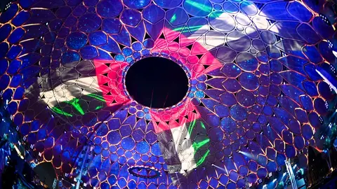 La bandera de Emiratos Árabes surge en la emblemática cúpula de la plaza de Al Wasl durante la ceremonia de clausura de la Exposición Universal 2020 de Dubai. (WAM)