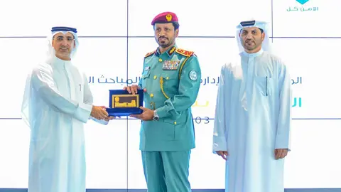 El teniente coronel Ahmed Saeed Al Nuaimi recibe el Premio Mohammed bin Rashid. (WAM)