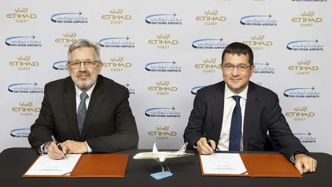 Firma del acuerdo entre Abu Dhabi Airports y Etihad Guest. (WAM)