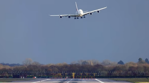 Fotograma del aterrizaje deñ Airbus de Emirates. (Topfelya)