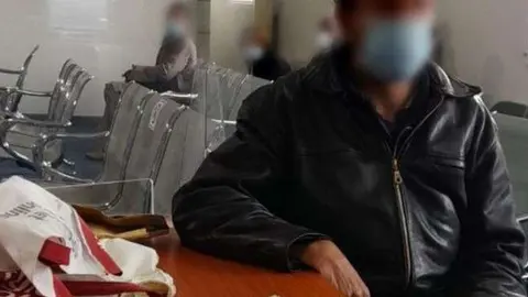 La Policía de Dubai difundió esta imagen del mendigo con el dinero.