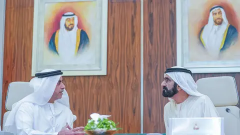 El gobernante de Dubai a la derecha de la imagen. (Twitter)