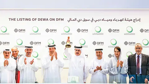 Funcionarios de Dewa Dubai celebran la salida a bolsa. (WAM)
