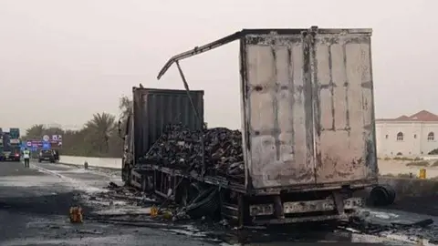 Una imagen del camión carbonizado difundida por autoridades de Dubai.