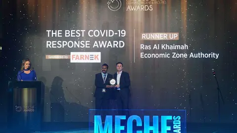 Un momento de la entrega del premio a Rakez. (WAM)