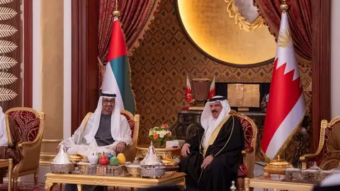 El príncipe heredero de Abu Dhabi y el rey de Bahréin. (WAM)