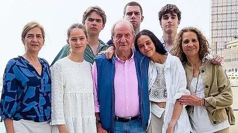 El rey Juan Carlos en Abu Dhabi con sus hijas y gran parte de sus nietos. (Twitter)