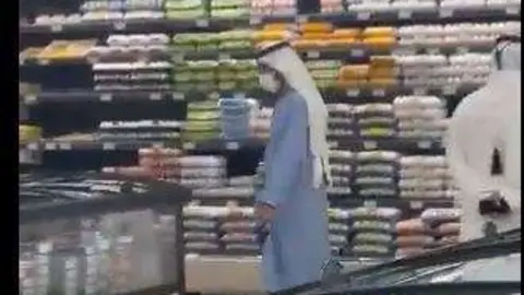 Una captura de pantalla del gobernante de Dubai en el supermercado. (Twitter)