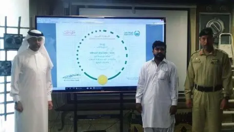 Miembros de la Policía de Dubai junto a uno de los residentes premiados. (Twitter)