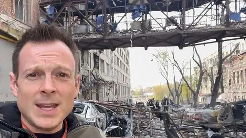 El director ejecutivo de la ONG, Nate Mook, muestra cómo ha quedado la cocina, totalmente destruida. (@natemook)