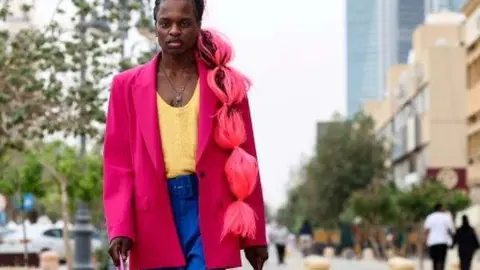 Ziad al-Mesfer aparece en la calle Tahliya de la capital, Riad, el 9 de abril de 2022. (Twitter)