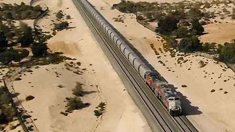 El tren emiratí a su paso por el desierto de Abu Dhabi. (Twitter)
