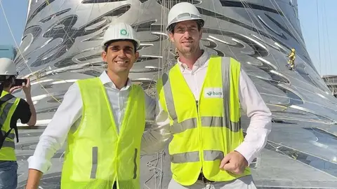 Juan Sáez, con Seamus O'Sullivan en el Museo del Futuro de Dubai durante la primera temporada de #ConstructionInsights. (Cedida)