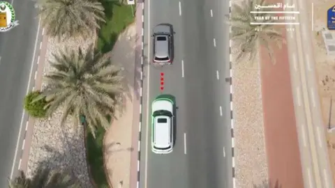 No respetar la distancia de seguridad en Emiratos acarrea una multa.