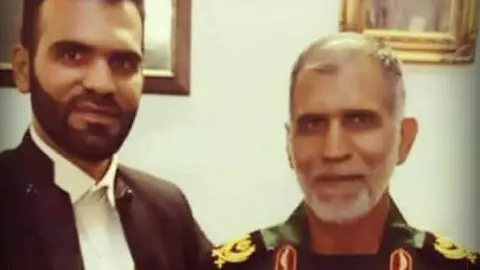 El fallecido Mahmoud Absalan junto a su padre. (Twitter)