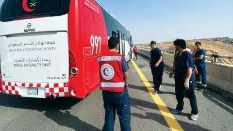 Paramédicos de la Media Luna Roja Saudita en Al-Hijra Road.